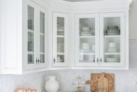 How to decorate glass cabinets in living room