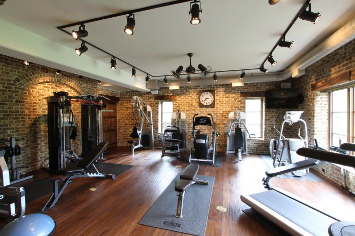 How to decorate a home gym room