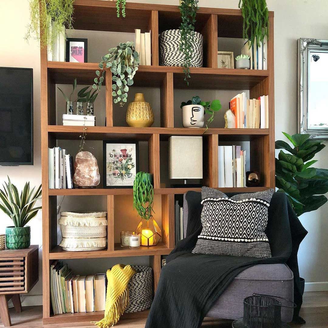 How to decorate shelves in the living room